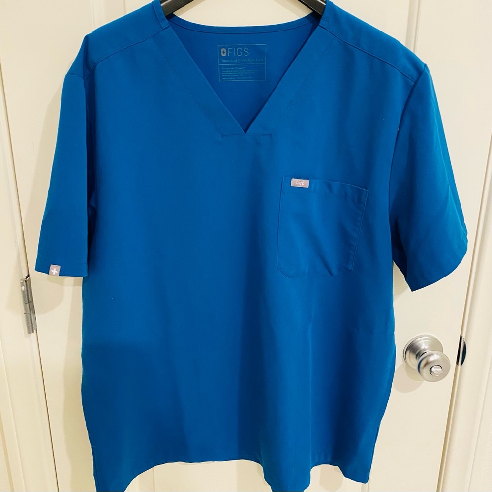 FIGS Clothing Chisec Three-Pocket Scrub Top